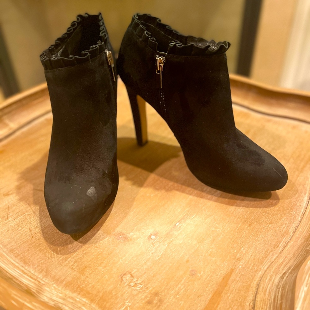 Women’s size 6.5 Banana Republic black suede ruffle bootie.